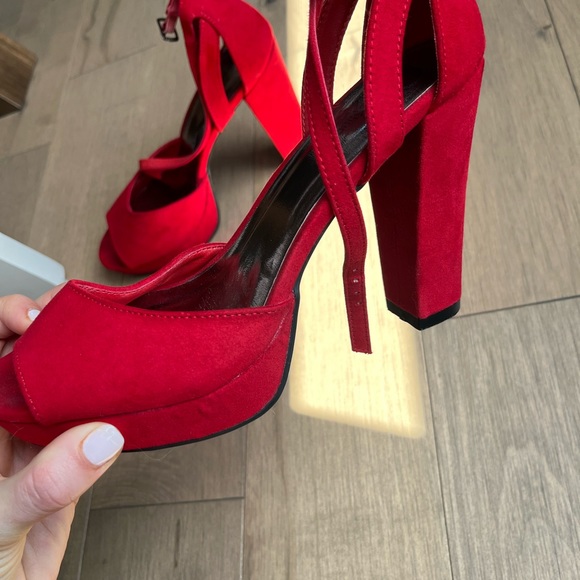 Red chunky heels - Picture 3 of 6